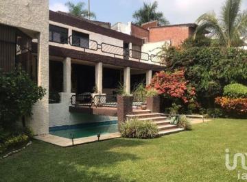 Casa · 470m² · 4 Recámaras · 2 Estacionamientos · Casa en Venta 4 Recámaras con Seguridad y Alberca en Palmira