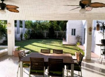 Casa · 300m² · 3 Recámaras · 2 Estacionamientos · Residencia de Una Planta en Club de Golf en La Ceiba Mérida Yucatan
