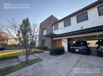 Casa · 634m² · 4 Recámaras · 3 Estacionamientos · Casa en Venta con Excelentes Espacios en El Campanario