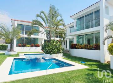 Casa · 530m² · 6 Recámaras · 4 Estacionamientos · Casa en Venta en Lomas de Cocoyoc con Alberca con Calefacción