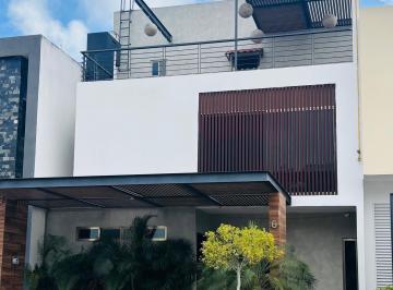 Casa · 319m² · 4 Recámaras · 3 Estacionamientos · Casa en Renta Amueblada Residencial Aqua