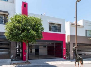 Casa · 131m² · 3 Recámaras · 1 Estacionamiento · Casa en Renta en Cumbres San Agustín | Equipada, Cerca de Parques y Lista Para Habitar
