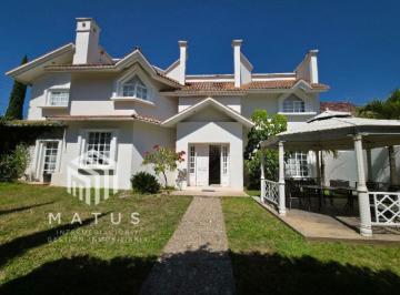 Casa · 527m² · 4 Recámaras · 2 Estacionamientos · Casa Exclusiva en Renta en San Felipe del Agua