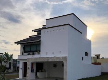 Casa · 268m² · 3 Recámaras · 2 Estacionamientos · Casa en Venta en Lomas Residencial