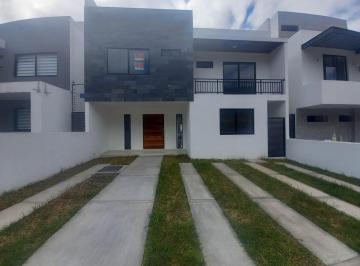 Casa en condominio · 430m² · 4 Recámaras · 3 Estacionamientos · Hermosa y Amplia Casa de 4 Niveles en Lomas de Juriquilla