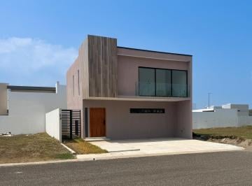 Casa · 172m² · 3 Recámaras · 2 Estacionamientos · Casa en Frente de Parque en Lomas de La Rioja en Venta