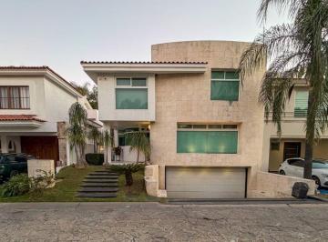 Casa en condominio · 456m² · 4 Recámaras · 5 Estacionamientos · Casa en Renta en Valle Real, Coto Las Rosas, Zapopan