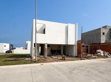 Casa · 214m² · 3 Recámaras · 2 Estacionamientos · Casa en Frennte a Parque Preventa en Lomas del Dorado