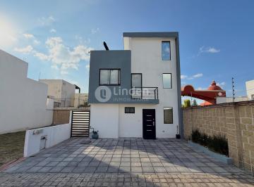 Casa · 182m² · 3 Recámaras · 2 Estacionamientos · Casa en Venta en Fracc. Real de Cortés, Zona Zerezotla, San Pedro Cholula.