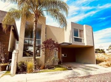 Casa · 300m² · 3 Recámaras · 2 Estacionamientos · Casa de Lujo Dentro de Privada en Cumbres del Lago Juriquilla, Querétaro