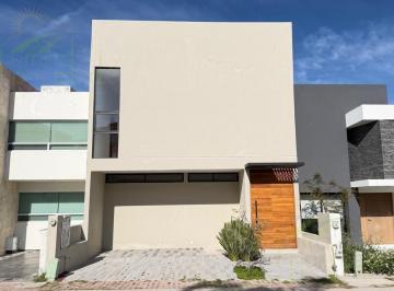 Casa · 202m² · 3 Recámaras · 3 Estacionamientos · Increible Casa con Roof Garden y Gran Diseño, Residencial El Refugio, Querétaro