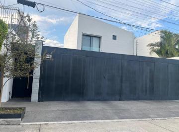 Casa · 300m² · 3 Recámaras · 2 Estacionamientos · Casa en Venta en Residencial Victoria, Guadalajara, Jal.