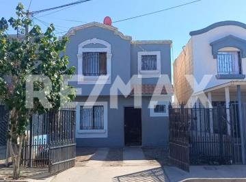 Casa · 60m² · 2 Recámaras · 2 Estacionamientos · Casa en Venta en Villa Las Lomas - (4)