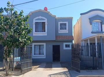 Casa · 60m² · 2 Recámaras · 2 Estacionamientos · Casa en Venta en Villa Las Lomas - (4)