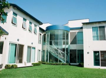 Casa · 900m² · 4 Recámaras · 5 Estacionamientos · Casa en Fraccionamiento Costa de Oro