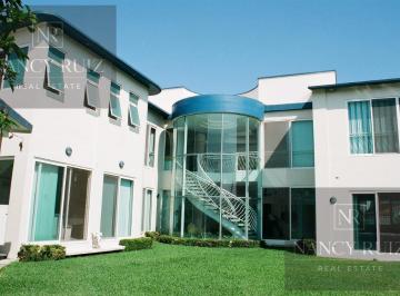 Casa · 900m² · 4 Recámaras · 5 Estacionamientos · Casa en Fraccionamiento Costa de Oro