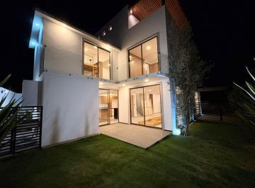 Casa · 232m² · 3 Recámaras · 2 Estacionamientos · Casa en Metepec