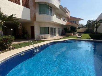 Casa · 760m² · 4 Recámaras · 6 Estacionamientos · Residencia de Lujo con Alberca y Paneles Solares