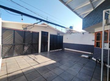 Patio principal - garage.jpeg · Amplia Casa con Terraza, Family Room y Espacios Para Home Office en Prados de Aragón