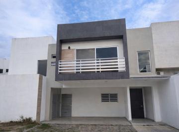 Casa · 151m² · 3 Recámaras · 2 Estacionamientos · Casa en Renta Amueblada Real Campestre Vhsa