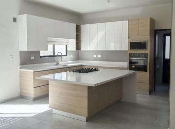 Casa · 275m² · 4 Recámaras · 2 Estacionamientos · Casa en Renta en Privanzas del Campestre con Rec Planta Baja