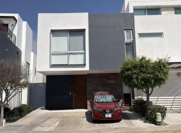 Casa en condominio · 247m² · 5 Recámaras · 2 Estacionamientos · Casa en Venta en Bosques Vallarta | 4 Recámaras + Estudio en Coto Amate Zapopan