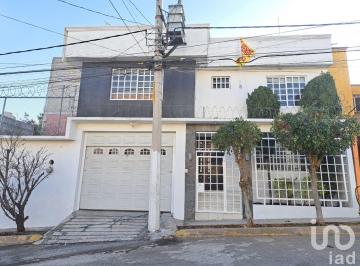 Casa · 220m² · 3 Recámaras · 1 Estacionamiento · Casa en Venta en Bosques de Coacalco