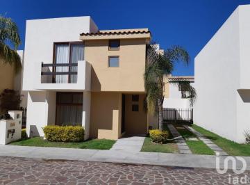 Casa · 175m² · 3 Recámaras · 2 Estacionamientos · Casa en Renta en Cumbres del Lago, Queretaro