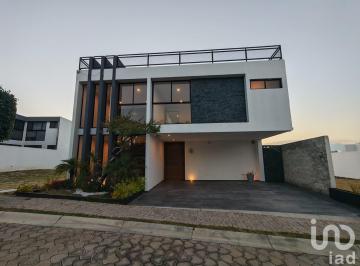 Casa · 411m² · 4 Recámaras · 2 Estacionamientos · Casa en Venta Parque Jalisco