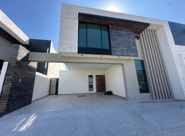 Casa · 260m² · 4 Recámaras · 2 Estacionamientos · Hermosa Casa en Venta en Rincón de Alcántara.