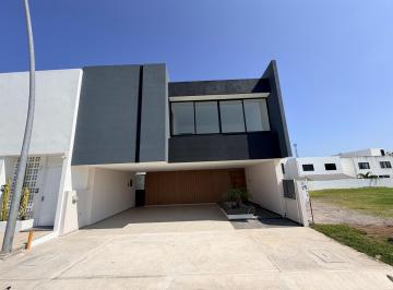Casa · 268m² · 4 Recámaras · 2 Estacionamientos · Casa en Venta con Alberca en Lomas del Dorado Boca del Río Veracruz