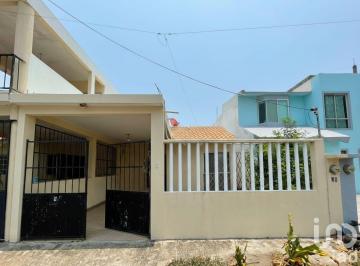 Casa · 90m² · 2 Recámaras · 1 Estacionamiento · Venta de Casa Habitación de un Piso en Fraccionamiento Muy Seguro y Taranquilo