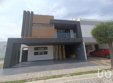 Casa · 378m² · 4 Recámaras · 2 Estacionamientos · Se Vende Residencia en Parque Guanajuato Lomas de Angelopolis