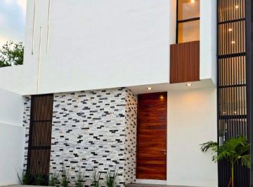 Casa de 3 habitaciones, Colima · Venta Casa en Residencial Romanza Zona Norte 3 Rec. 3 Baños, Sala de Tv, Subiendo Av V. Carranza
