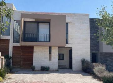 Casa · 160m² · 3 Recámaras · 2 Estacionamientos · Casa en Renta en Altozano