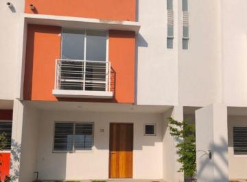 Casa de 3 habitaciones, Guadalajara · Casa en Venta Jardines de La Paz. 3 Recamaras con Baño Vesitdor