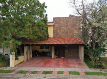 Casa de 4 habitaciones, Tlajomulco de Zúñiga · Casa Residencial Coto 8 Bosques de Santa Anita