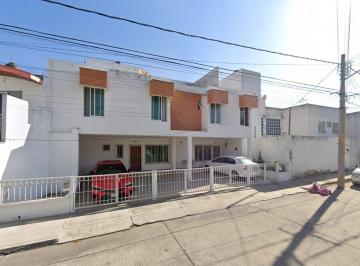 Casa de 3 habitaciones, Guadalajara · Casa en Jardines Alcalde en Remate