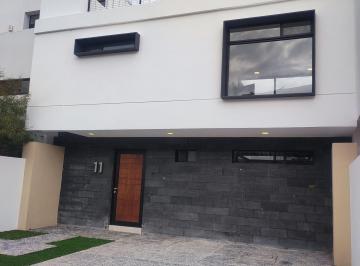 Casa · 240m² · 4 Recámaras · 2 Estacionamientos · Casa en Venta de Cuatro Recamaras en Zibata, Queretaro