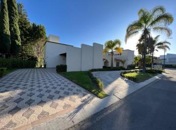 Casa · 1275m² · 4 Recámaras · Casa con Jardin Amplio en El Campanario