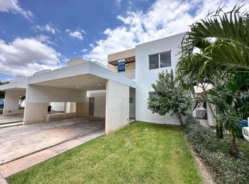 Casa en condominio de 3 habitaciones, Conkal · Casa en Venta en Privada Residencial Salomea Conkal, con Recamara en Planta Baja