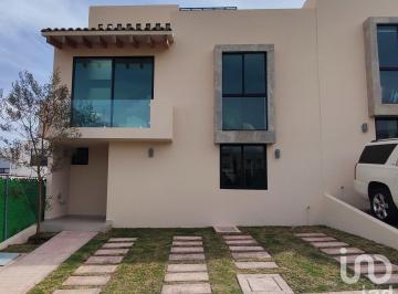 Casa · 221m² · 3 Recámaras · 2 Estacionamientos · Venta de Casa en Condominio en Zibata