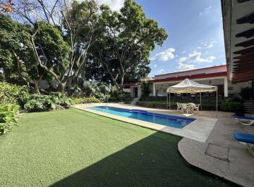 Casa · 718m² · 3 Recámaras · 3 Estacionamientos · Casa Colonial Sola en Venta, Av con Uso de Suelo Mixto, Col. Las Palmas