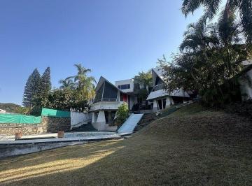 Casa · 340m² · 3 Recámaras · 5 Estacionamientos · Casa Sola Para Remodelar en Col. Lomas de Cuernavaca