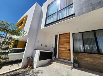 Casa en condominio · 180m² · 4 Recámaras · 2 Estacionamientos · Hermosa Casa en Venta Dentro de Alicante con Alberca y Roof Garden