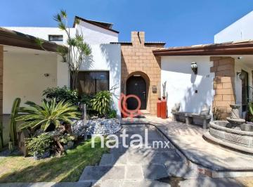Casa de 3 habitaciones, San Andrés Cholula · Casa de un Piso en Venta, de 3 Recámaras con Jardín y Alberca en El Fraccionamiento La Misión