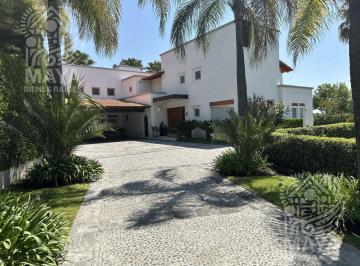 Casa · 680m² · 4 Recámaras · 8 Estacionamientos · Casa en Venta, 4 Recámaras, Alberca, Fairway, Campanario, Querétaro