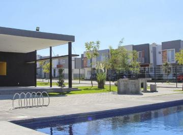 Casa de 3 habitaciones, Zapopan · Casa en Remate Hipotecario en Rinconada del Lago en Parques de Tesistan en Zapopan Norte
