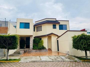 Casa de 3 habitaciones, San Andrés Cholula · Casa en Renta en Jardines de Zavaleta | Amplio Jardín y Cochera Para 4 Autos