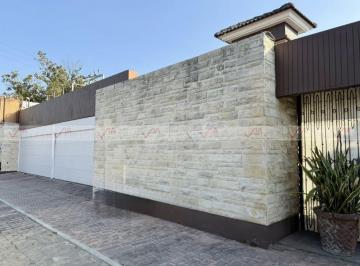 Casa · 888m² · 4 Recámaras · 4 Estacionamientos · Casa en Venta en San Pedro Garza García